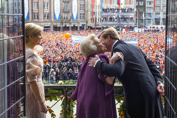 King Willem-Alexander receiving a kiss from his mother, Beatrix. His wife, Maxima and the rest of Orange Nation looked on. Source: Jeroen Van Der Meyde/Dutch Royal House.