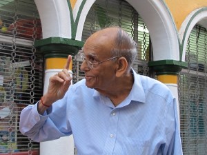 Doulatram Boolchand Nandwani (affectionately “Dada”) will be turning 91 this year and still works from 10-1 pm every day [pictured pointing to Boolchand's in Punda]