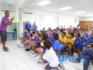 Roel teaching workshop at Emmaschool in Curacao.